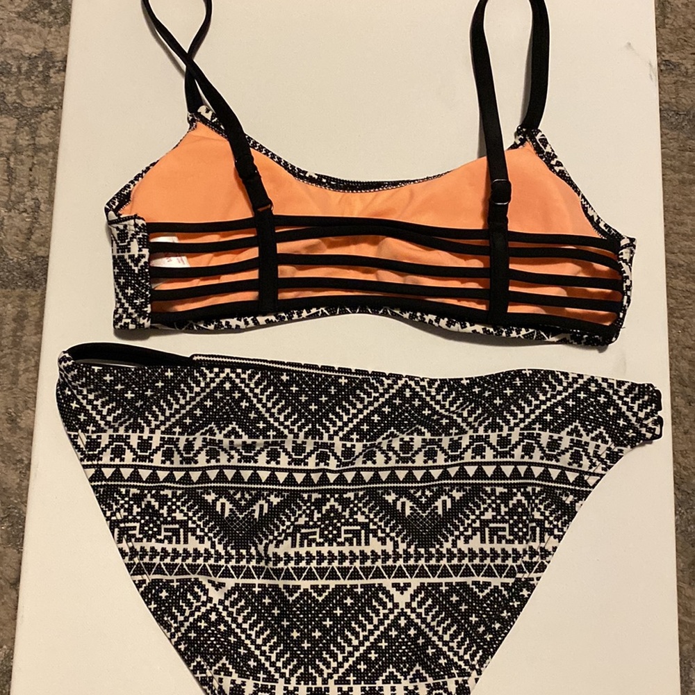 Bikini - Picture 2 of 5